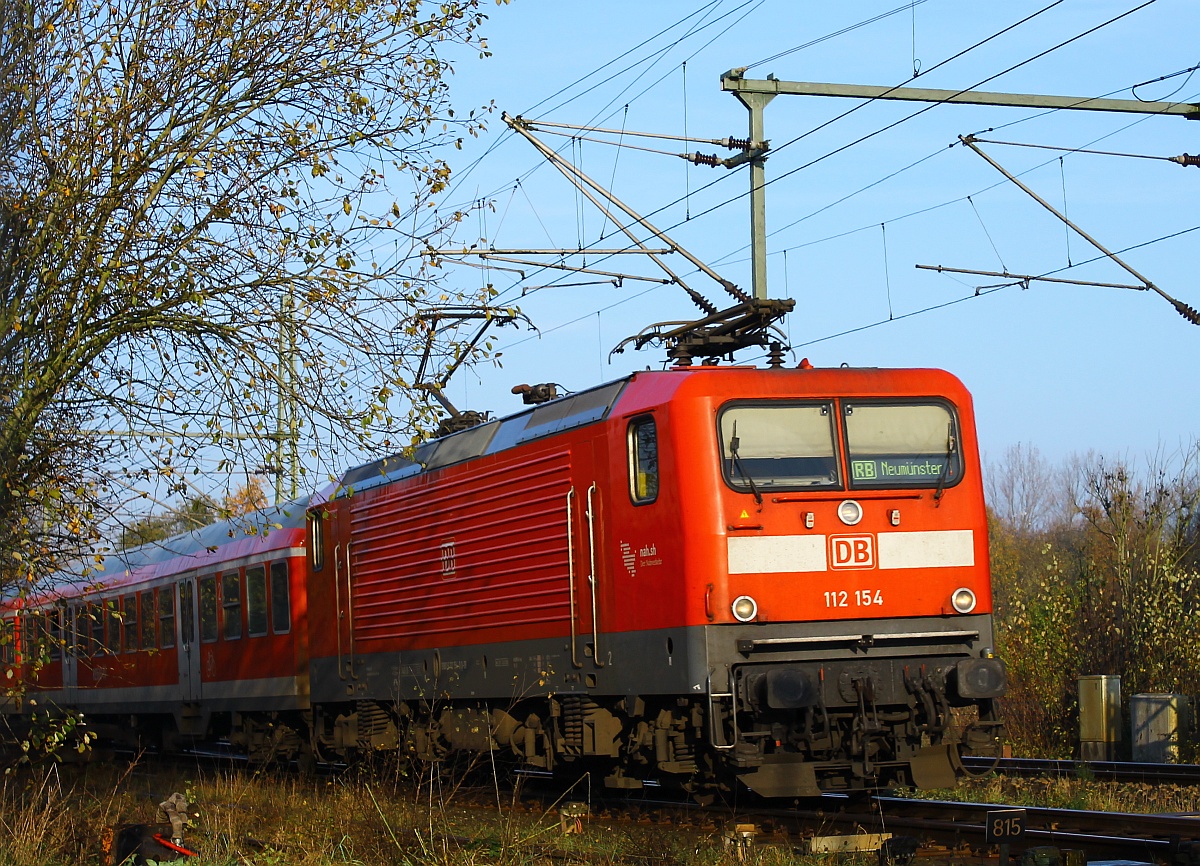 112 154-0 hat mit der RB nach Neumünster Einfahrt in Schleswig. Aufgenommen am ehemaligen Bü Karpfenteich in Schleswig. 11.11.2014