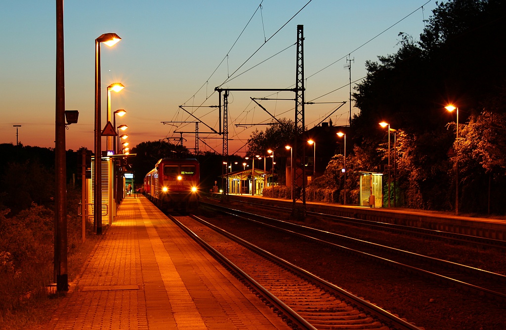 112 155-7 mit der abendlichen Regionalbahn nach Neumünster. Schleswig 24.05.2012