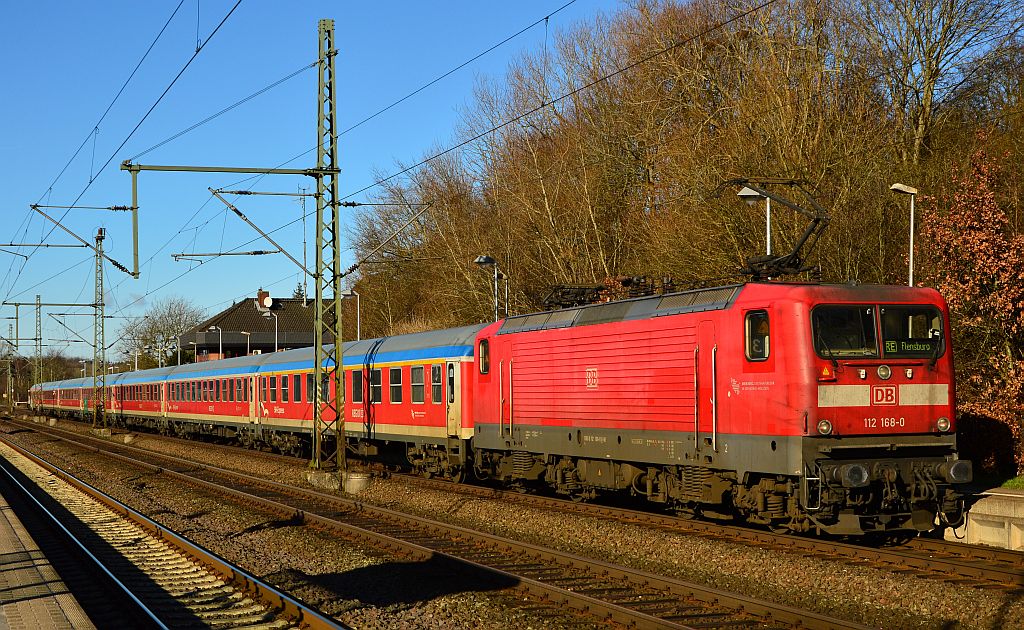 112 168-0 mit dem SH Express nach Flensburg steht hier im Bhf Schleswig. 02.02.2013