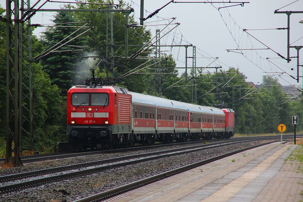 112 171-4 wegen Problemen mit einem Steuerwagen hier mit 112 146-6 zusätzlich bestückt hat Einfahrt in Schleswig. 24.06.2012