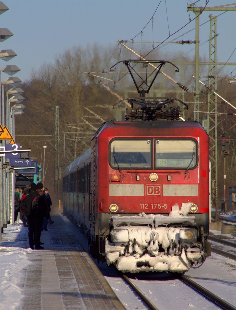 112 175-5 bei der Einfahrt mit ihrem SH-Express in den Bhf Schleswig. 12.03.2013