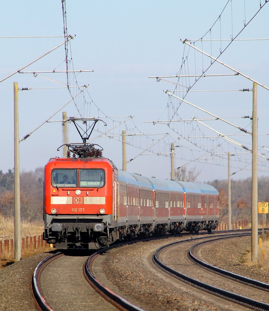 112 177(-1)mit dem RE 21067 aufgenommen am Bü Jübek-Nord(KBS 131. KM 150,455). 06.04.2013