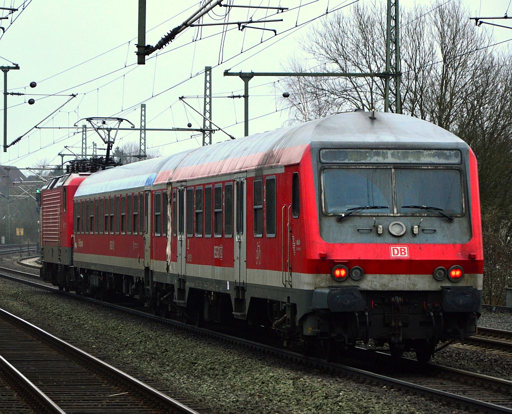 112 178-9 zieht hier den Schad R 70232 von Flensburg nach Kiel durch Schleswig. Der Steuerwagen war wegen eines technischen Defektes im alten Bw Flensburg in Brand geraten(zu sehen an den hinteren Türen). Schleswig 01.02.2013