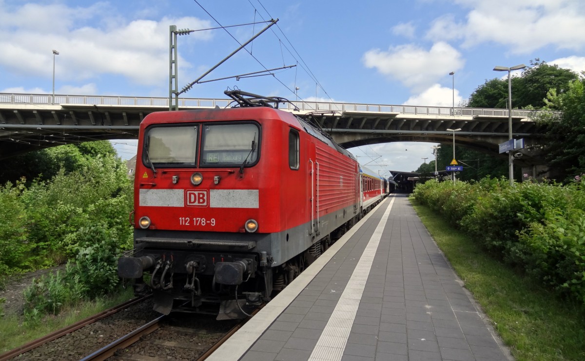 112-178 steht mit einem RE nach Hamburg Hbf im Startbahnhof von Flensburg.