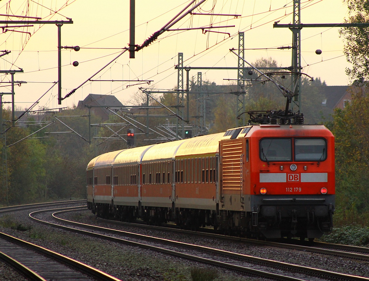 112 179-7 hat gerade Schleswig mit dem SH Express nach Hamburg verlassen. 26.10.2014