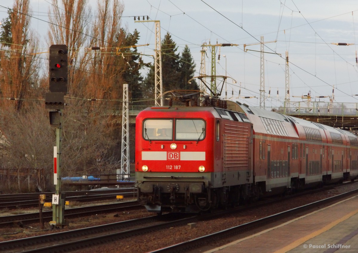 112 187 mit einem RE3 Stralsund - Elsterwerda am Zielort, 22.12.2013.