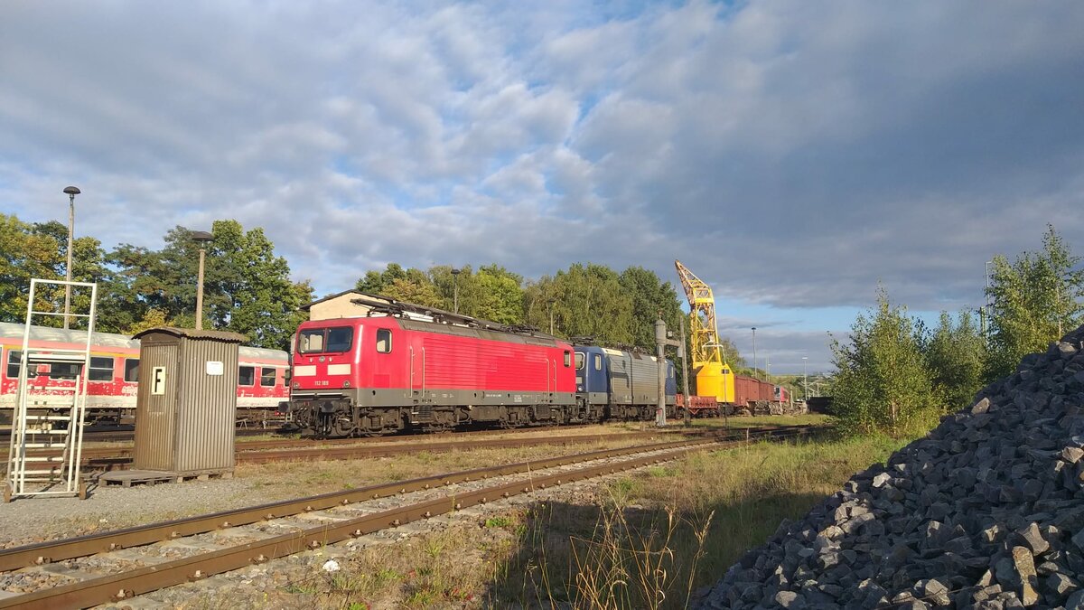 112 189 und 143 173-3 abgestellt im BW Glauchau. 03.20.23