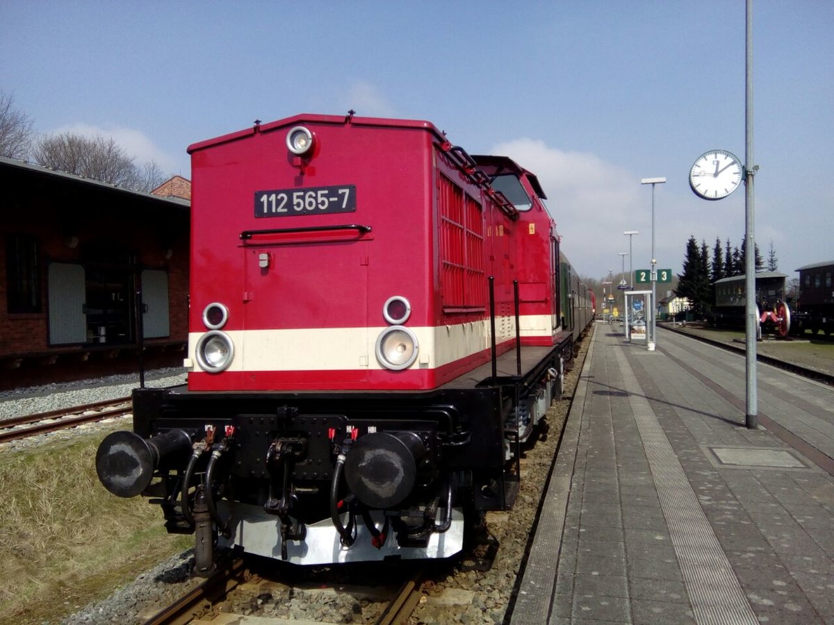 112 565 (202 565) im Bahnhof Putbus am 12.4.18