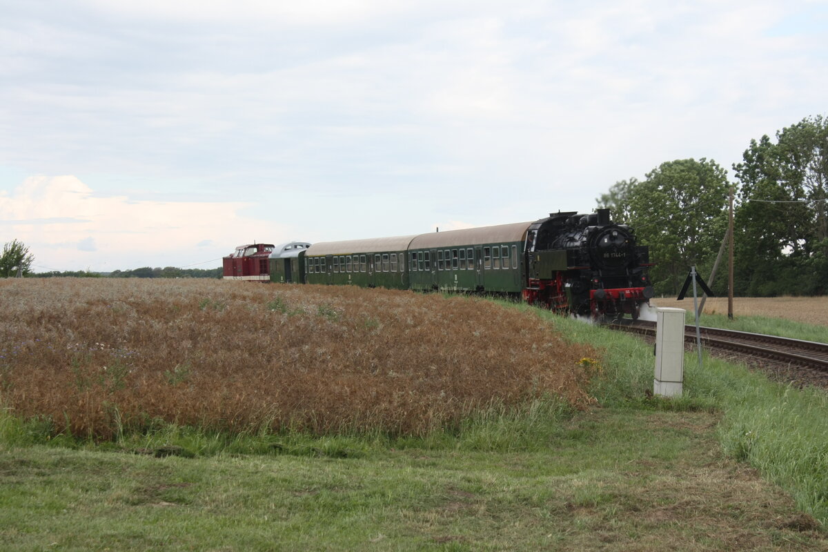 112 703 (203 230) und 86 1744 mit Ziel Bergen auf Rgen bei der Vorbereitung an der Ortschaft Pastitz am 29.7.21