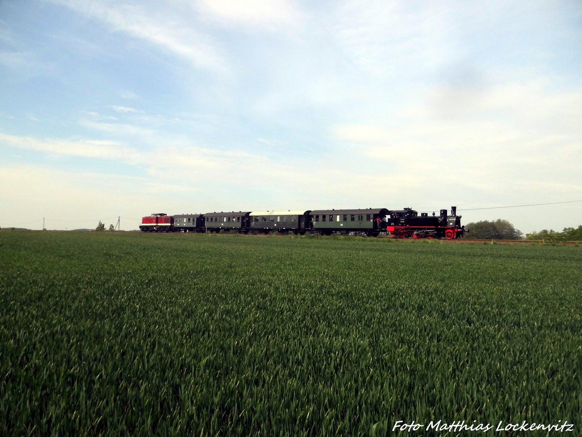 112 703 (203 230) und 91 134 unterwegs nach Bergen auf R�gen. Aufnahme in der n�he von Neklade am 21.5.16
