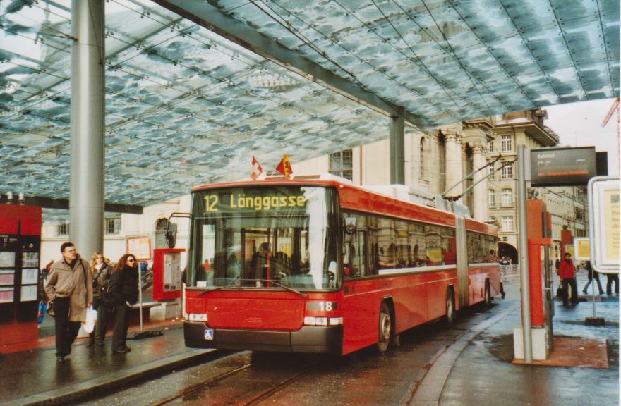 (112'221) - Bernmobil, Bern - Nr. 18 - NAW/Hess Gelenktrolleybus am 24. November 2008 beim Bahnhof Bern