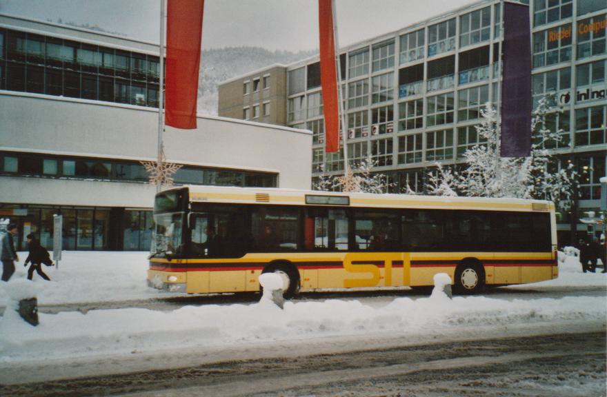 (112'930) - STI Thun - Nr. 82/BE 543'382 - MAN am 17. Dezember 2008 beim Bahnhof Thun