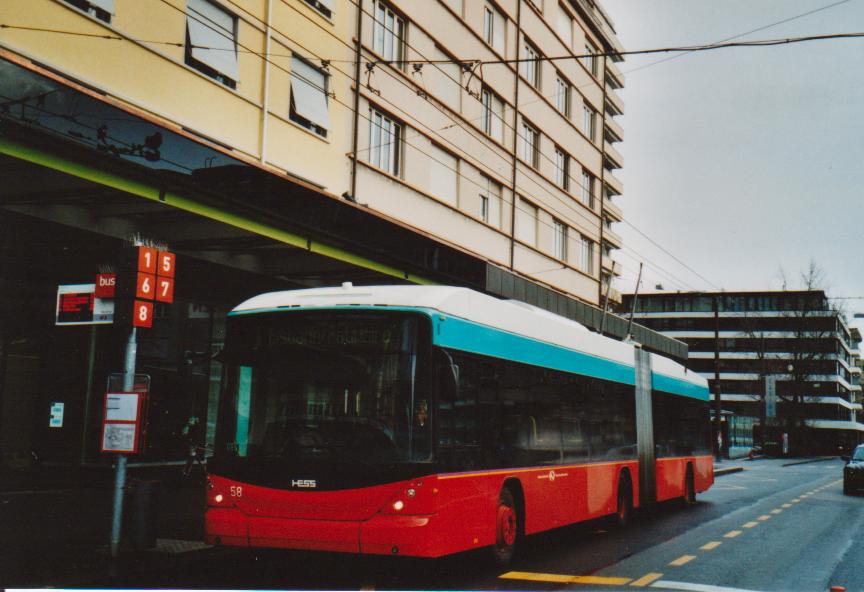 (113'005) - VB Biel - Nr. 58 - Hess/Hess Gelenktrolleybus am 20. Dezember 2008 beim Bahnhof Biel