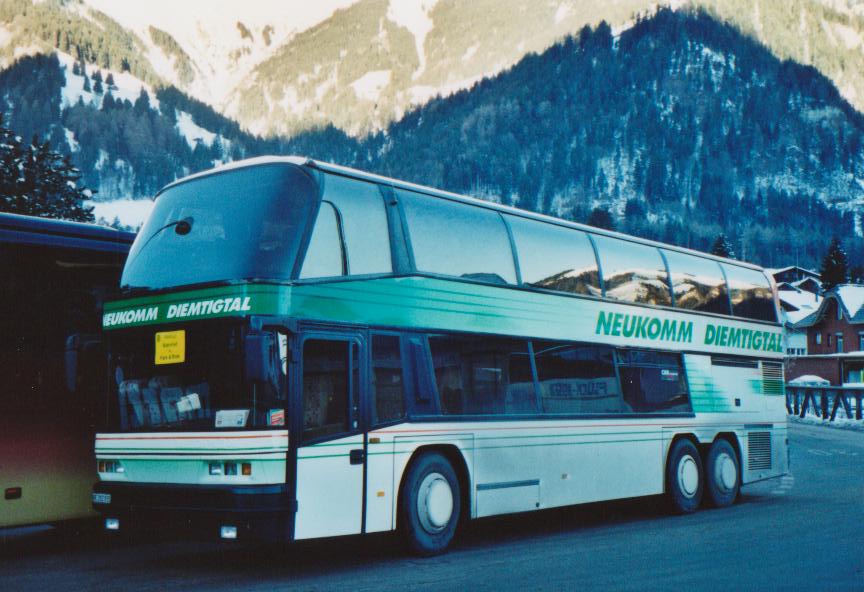 (113'630) - Neukomm, Horboden - BE 202'815 - Neoplan am 11. Januar 2009 beim Bahnhof Frutigen