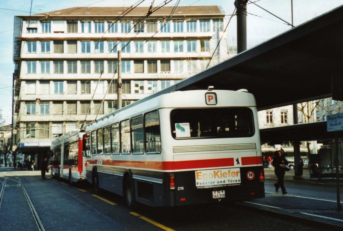 (113'914) - VBSG St. Gallen - Nr. 219/SG 141'219 - Saurer/Hess am 17. Januar 2009 beim Bahnhof St. Gallen