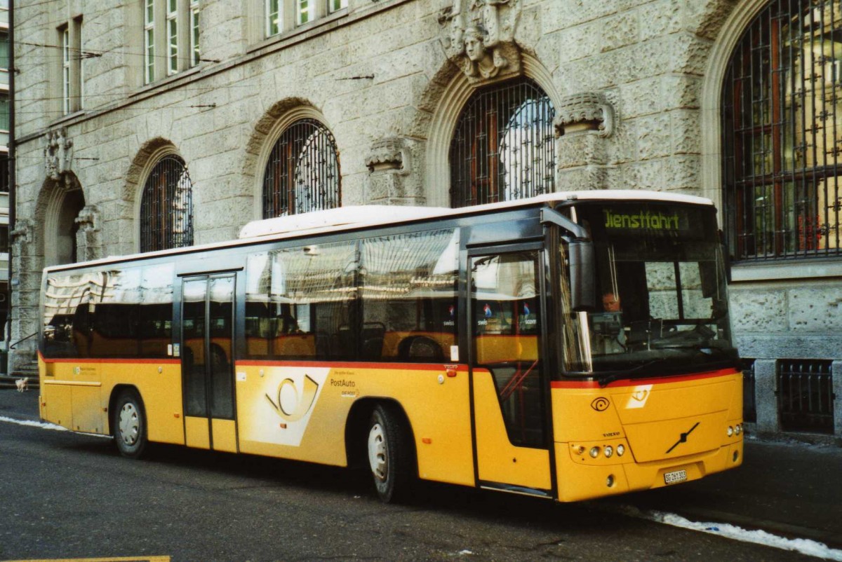 (113'932) - Casutt, Gossau - SG 261'303 - Volvo am 17. Januar 2009 beim Bahnhof St. Gallen