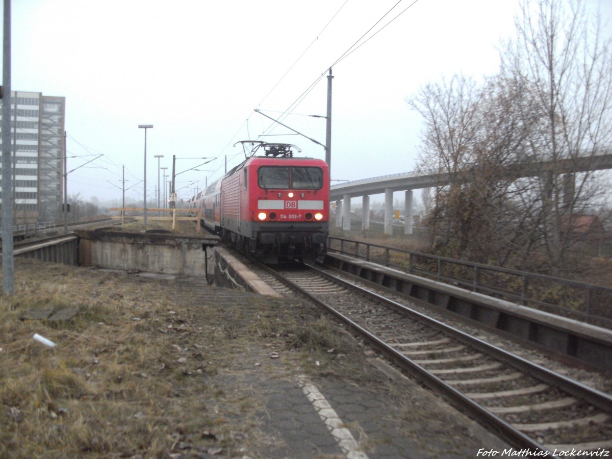 114 003-7 als RE5 aus Holzdorf (Elster) bei der Einfahrt in den Bahnhof Stralsund R�gendamm am 3.12.13 