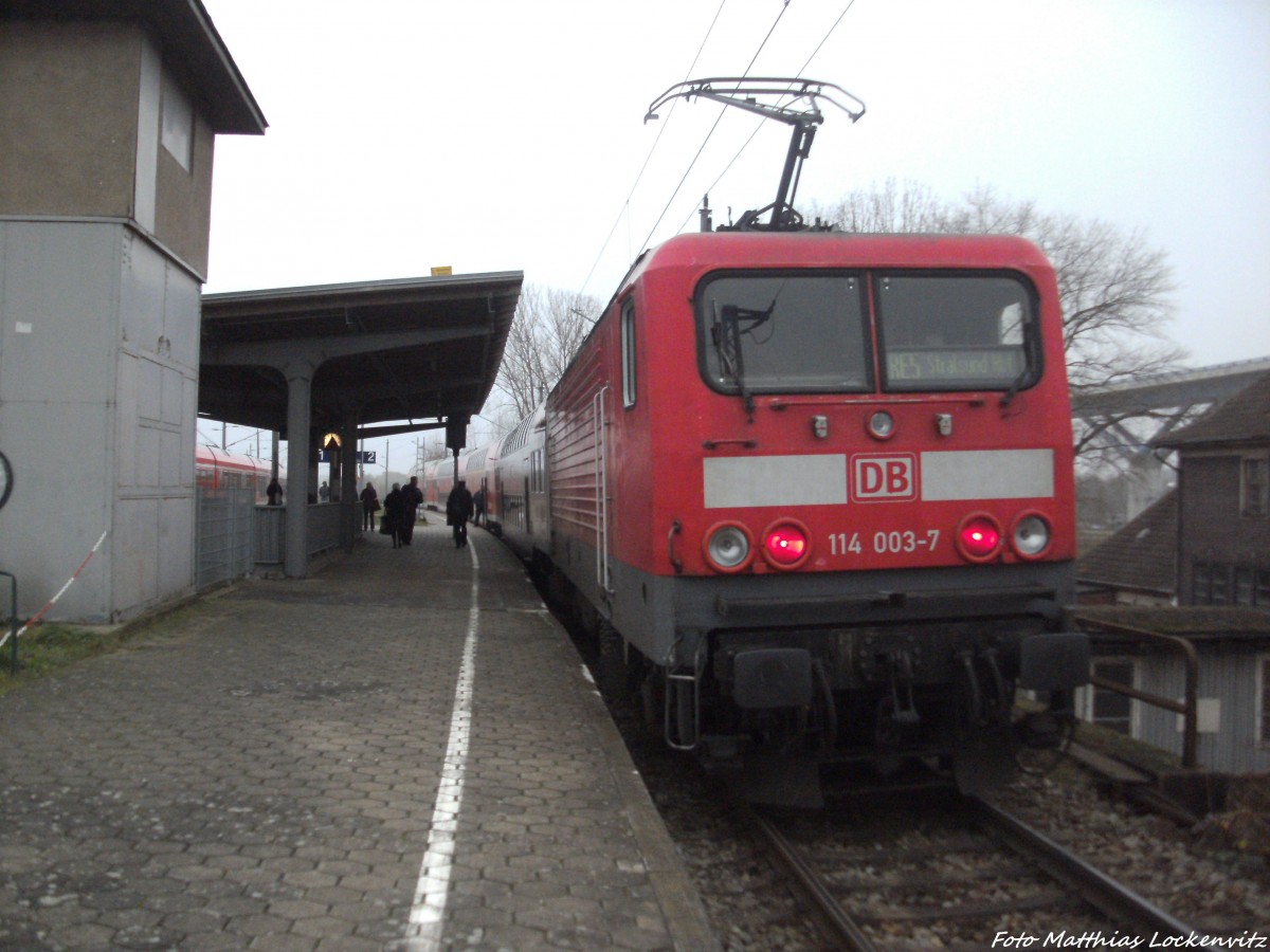 114 003-7 als RE5 mit Ziel Holzdorf (Elster) im Bahnhof Stralsund R�gendamm am 3.12.13 
