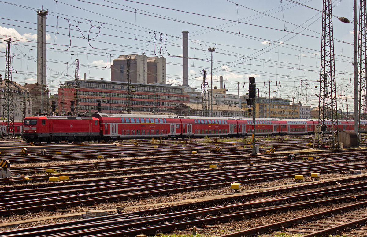 114 007 f�hrt mit einem RE aus Richtung Fulda in Frankfurt ein, 20.06.2018.