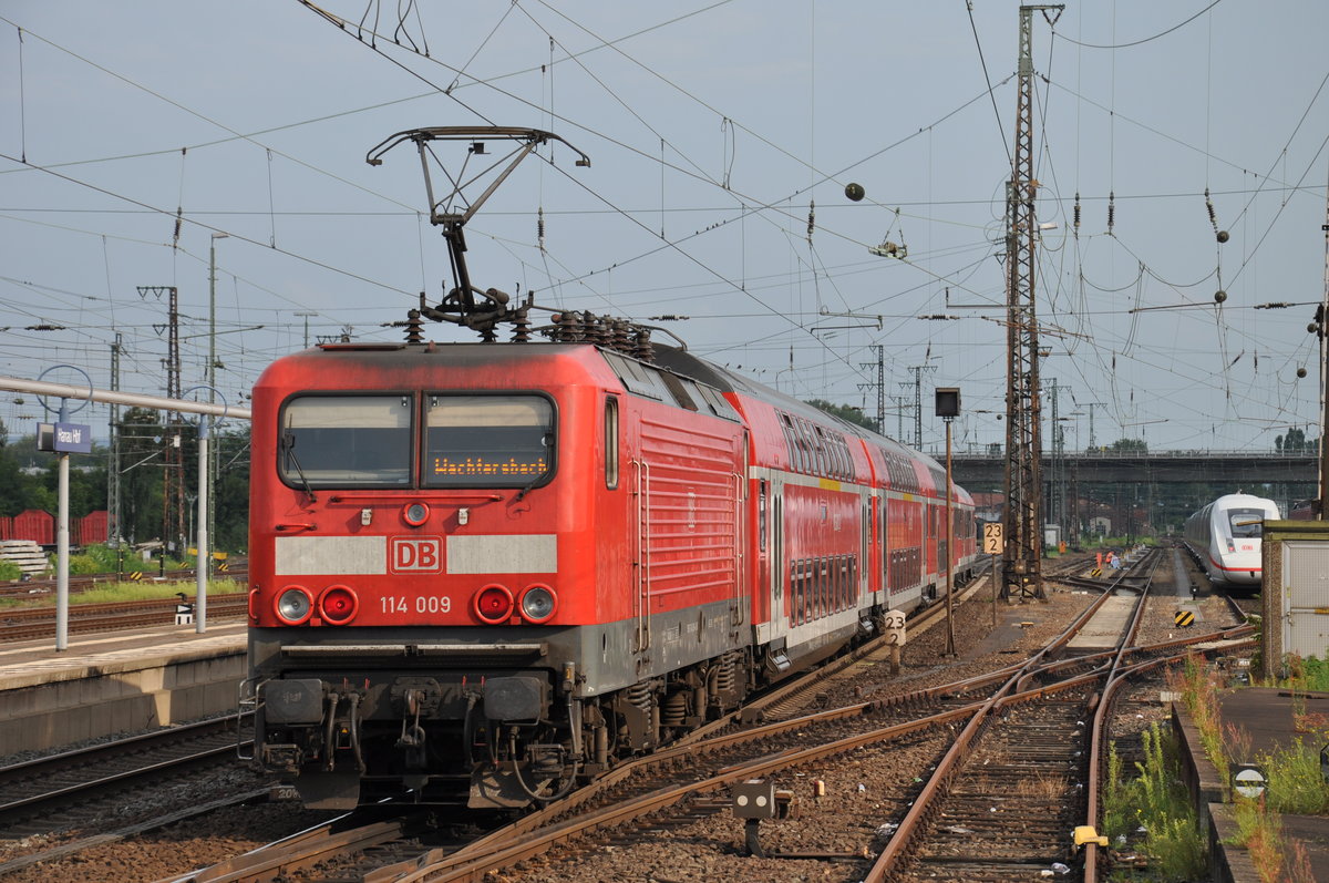 114 009 fhrt am 26.08.2017 mit ihrer RB51 nach Wchtersbach aus dem Hanauer Hbf. Auerplanmig war an dieser Garmitur ein Wittenberger Stw eingereiht.