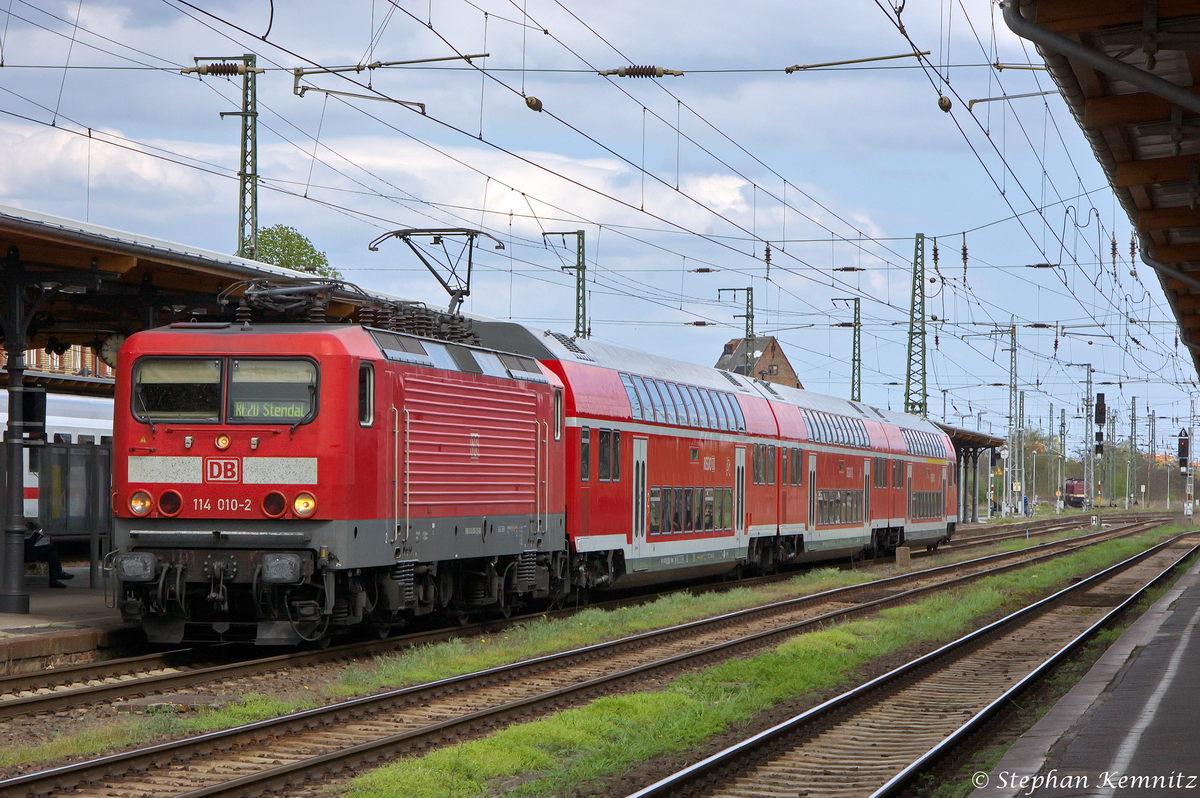 114 010-2 mit dem RE20 (RE 14710) von Halle(Saale)Hbf nach Stendal, hatte den Endbahnhof Stendal nun erreicht am 27.04.2012. Die 114 010 war nur für ein Jahr im BW Magdeburg-Buckau zu Hause gewesen. Seid dem 09.12.2012 ist sie in Frankfurt am Main zu Hause.