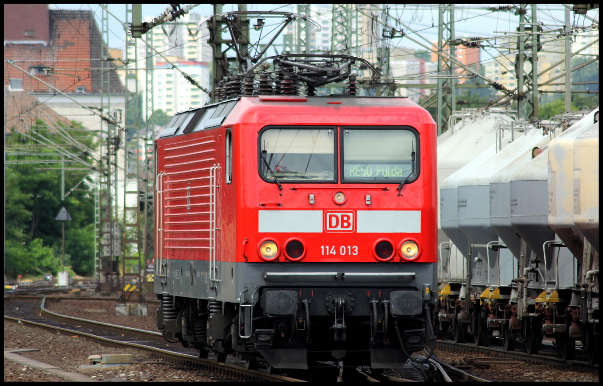 114 013 beim rangieren im Bahnhof Fulda. Sie setzt sich gleich wieder vor den RE50 nach Frankfurt. Auf der Fahrt nach Fulda war anscheinend der Steuerwagen kaputt so das die Lok den Zug nach Fulda ziehen musste und nicht wie blich schieben. 12.08.13