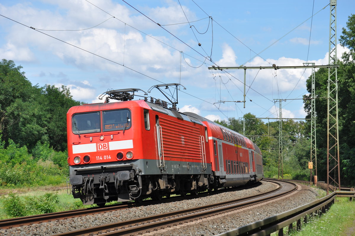 114 014 fhrt am 09.08.2017 mit ihrer RB51-Garnitur den Hanauer Hauptbahnhof entgegen.