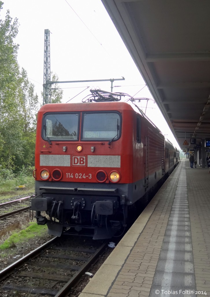 114-024 steht als RB nach Burg(b. Magdeburg) in Braunschweig Hbf auf Gleis 8.
Aufgenommen im September 2014.