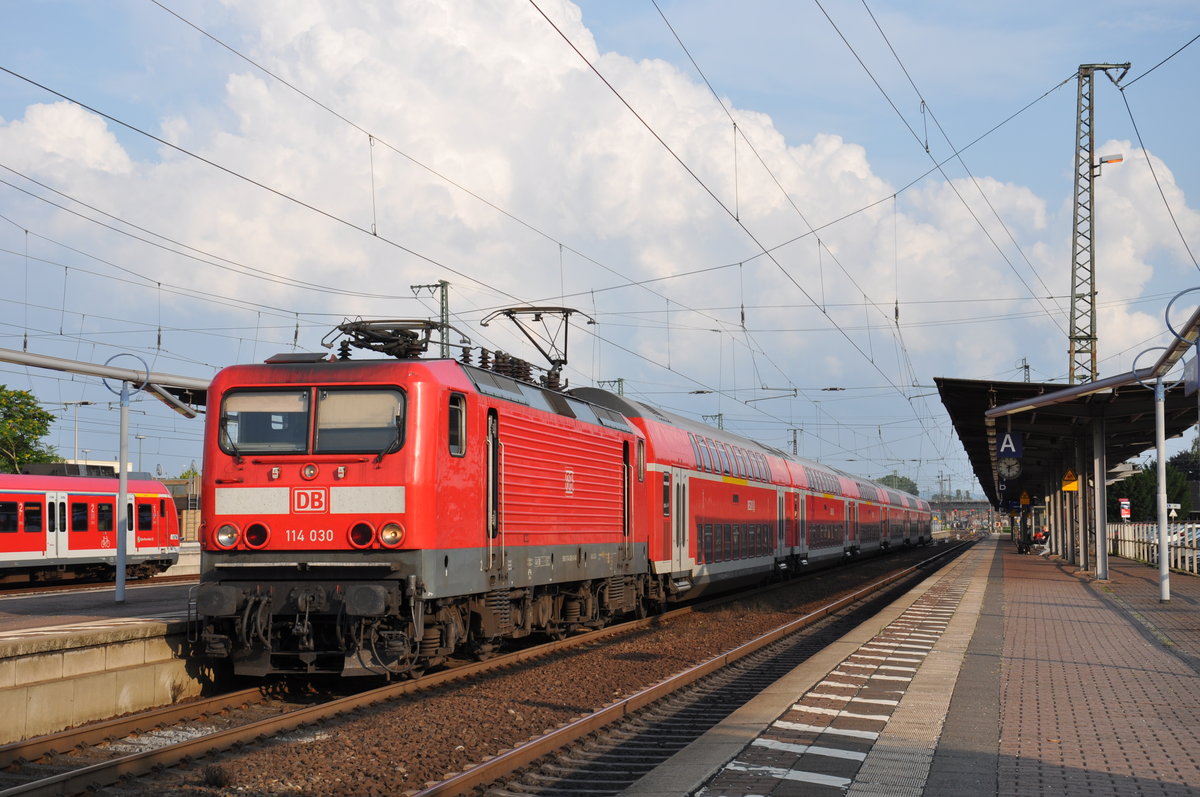 114 030 wartet am 26.08.2017 in Hanau Hbf auf die Weiterfahrt als RE50 nach Frankfurt Hbf.