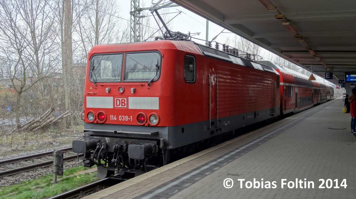 114-039 steht mit Doppelstockwagen in Braunschweig Hbf.
Aufgenommen im M�rz 2014.