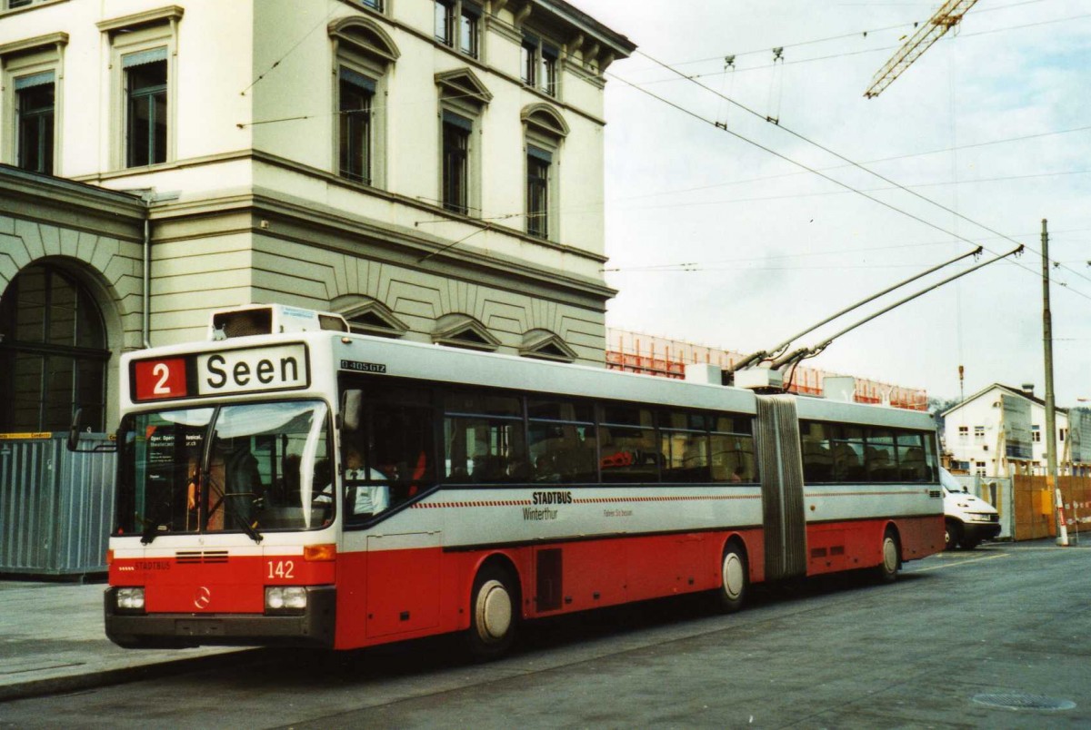 (114'101) - SW Winterthur - Nr. 142 - Mercedes Gelenktrolleybus am 21. Januar 2009 beim Hauptbahnhof Winterthur