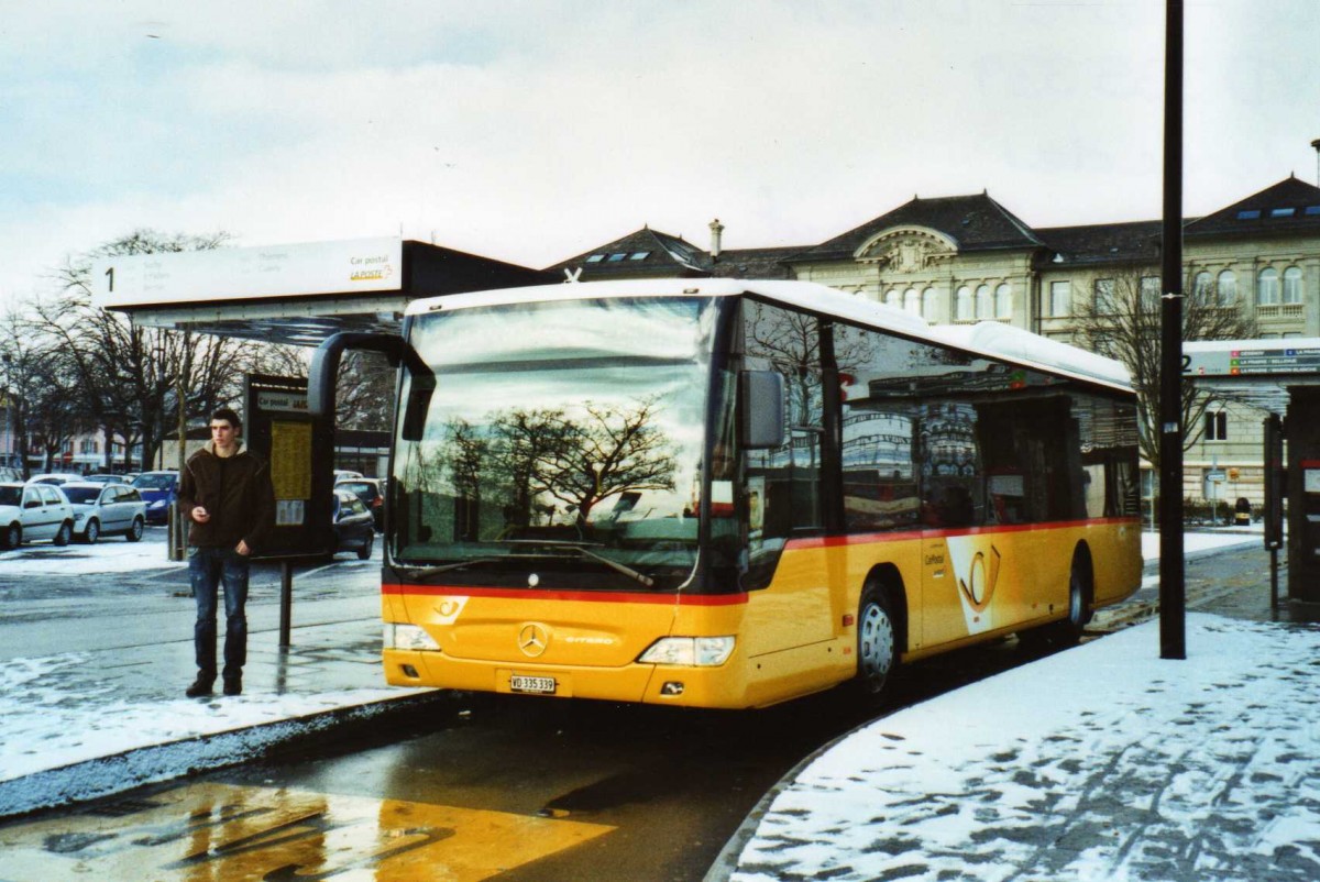 (114'221) - CarPostal Ouest - VD 335'339 - Mercedes am 14. Februar 2009 beim Bahnhof Yverdon