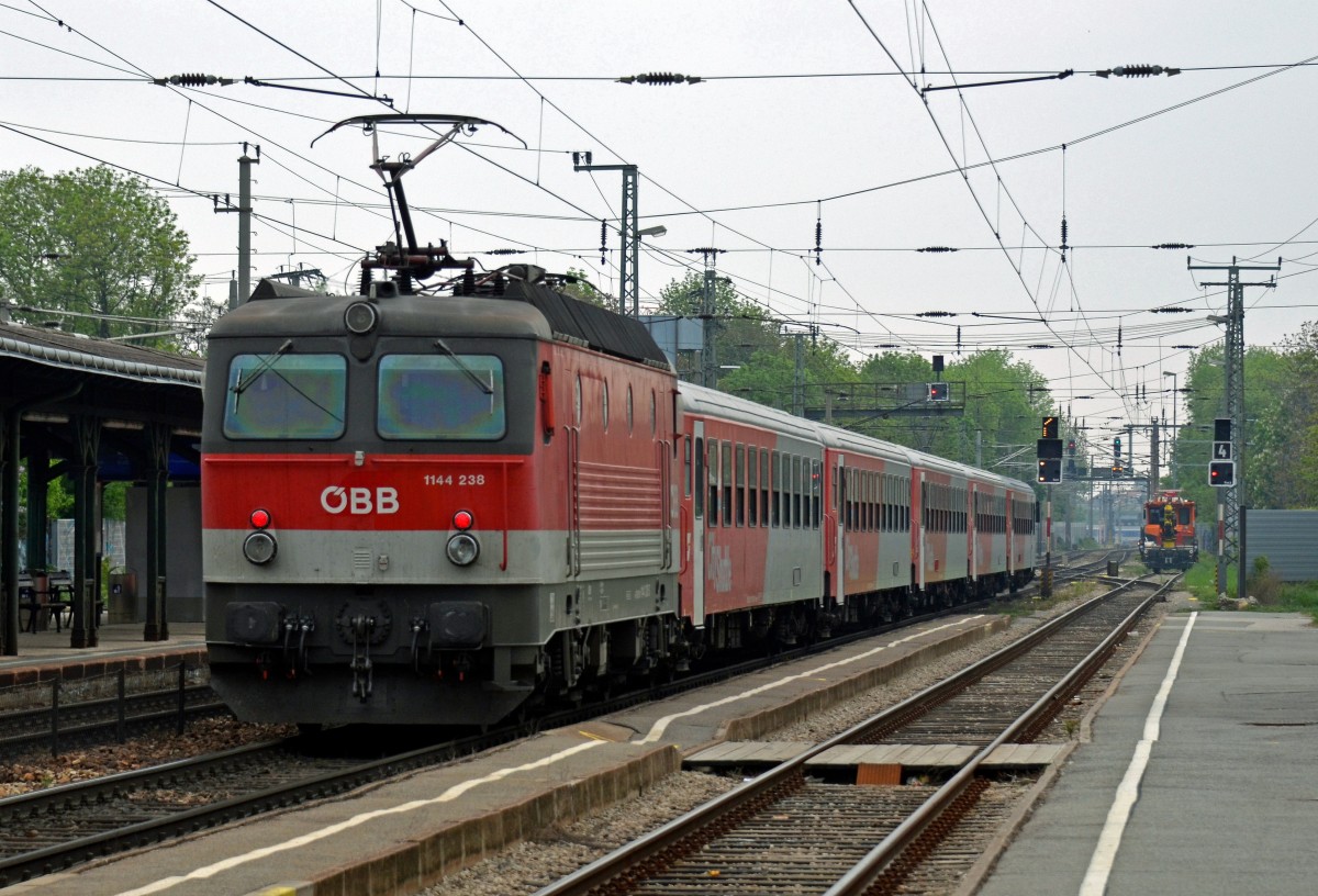 1144 238 schiebt schiebt eine City Shullte Garnitur am 01.05.2013 in Wien Penzing nach Wien Westbahnhof