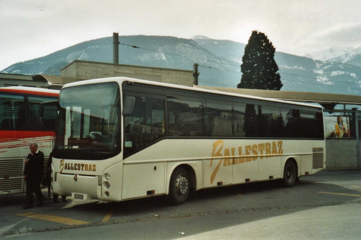 (114'632) - Ballestraz, Grne - VS 230'657 - Renault am 1. Mrz 2009 beim Bahnhof Sierre