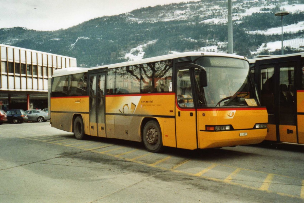 (114'636) - Mabillard, Lens - VS 4922 - Neoplan am 1. Mrz 2009 beim Bahnhof Sion