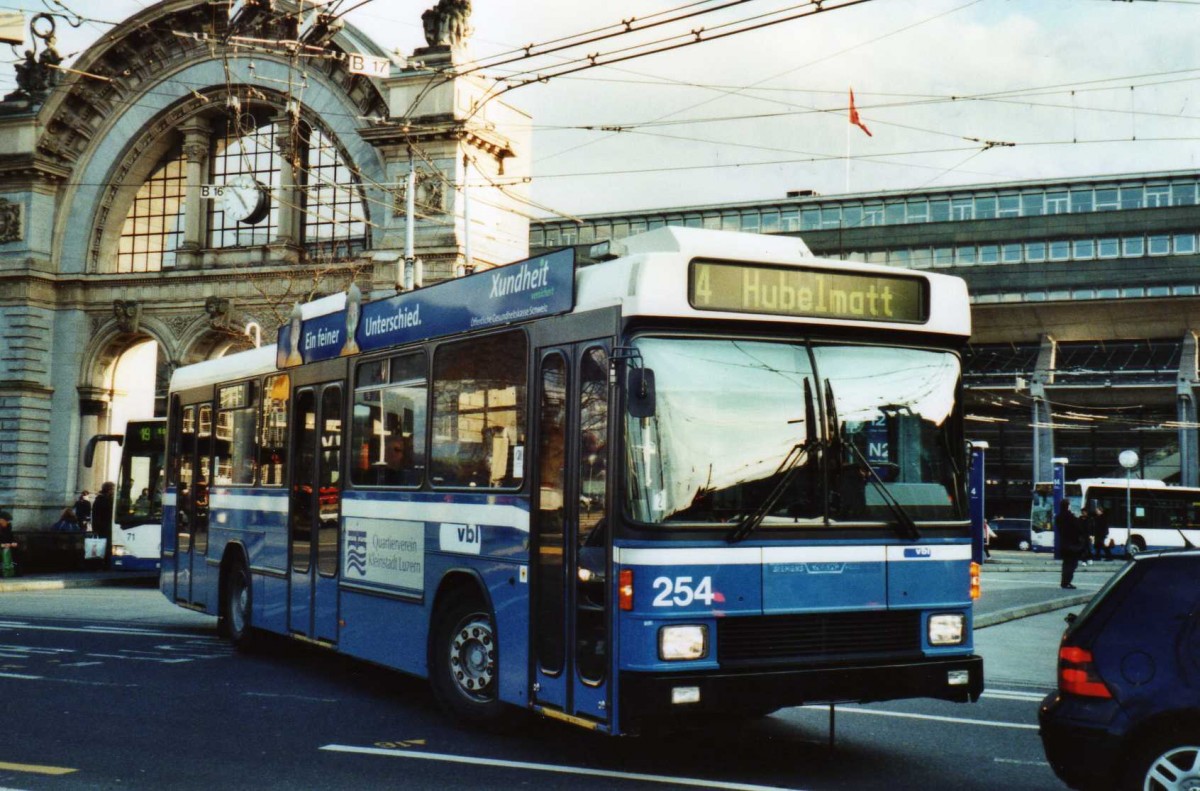 (114'811) - VBL Luzern - Nr. 254 - NAW/R&J-Hess Trolleybus am 7. Mrz 2009 beim Bahnhof Luzern