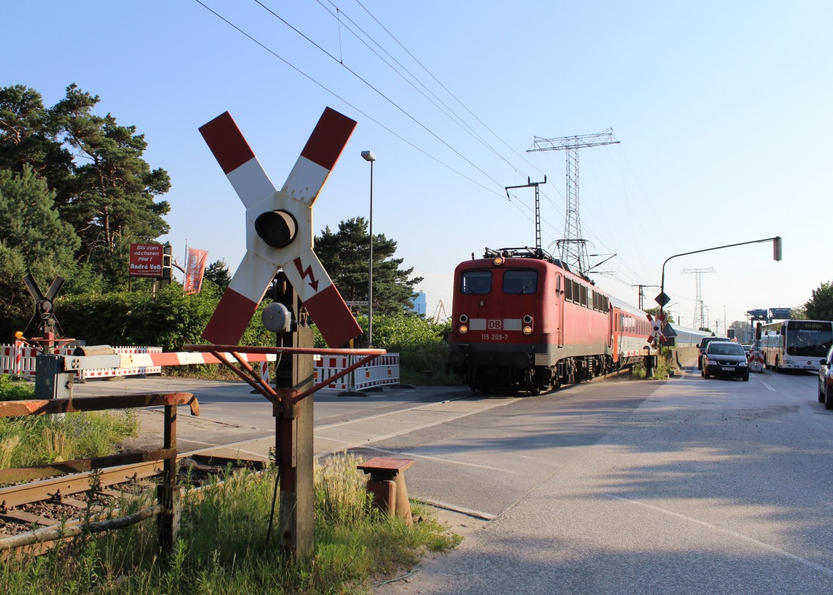 115 205-7 sah man am 10.07.14 mit einem EC auf dem Rügendamm Stralsund-Dänholm. Er fuhr nach Ostseebad Binz. 