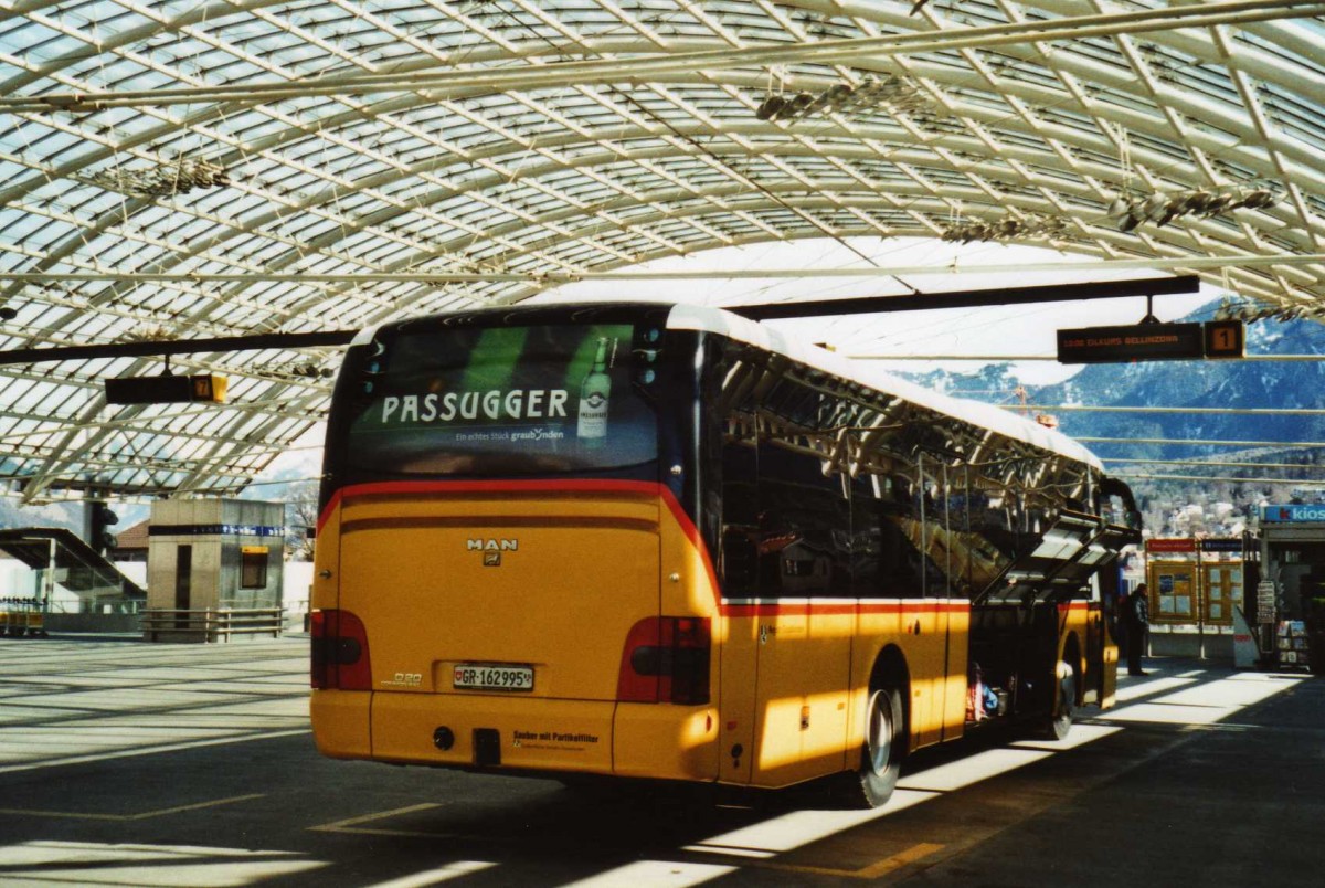 (115'105) - PostAuto Graubnden - GR 162'995 - MAN am 14. Mrz 2009 in Chur, Postautostation