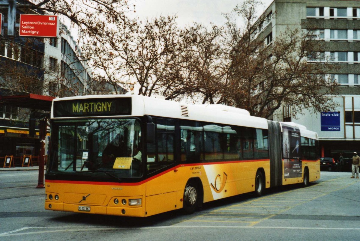 (115'601) - Buchard, Leytron - Nr. 153/VS 107'667 - Volvo am 30. Mrz 2009 beim Bahnhof Sion