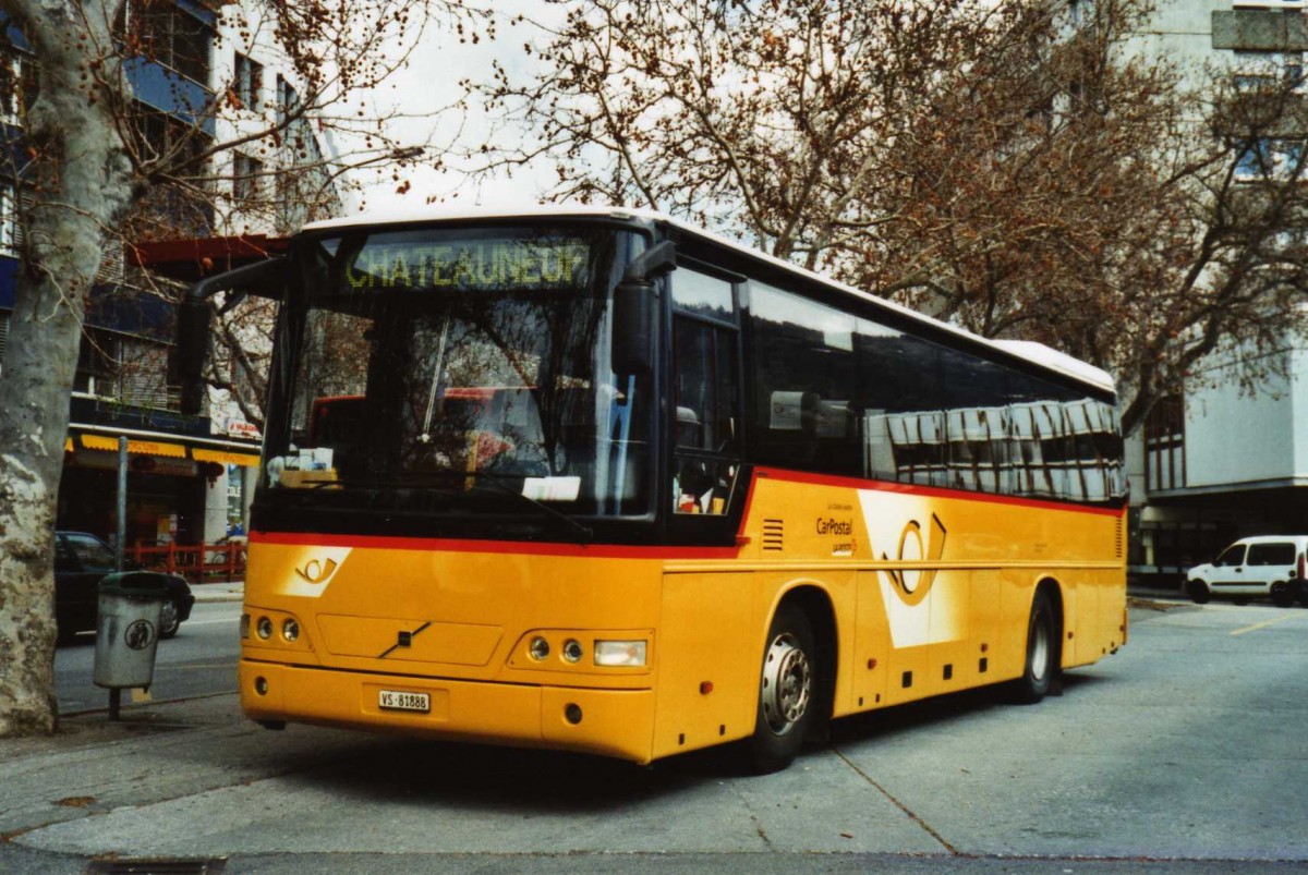 (115'637) - Evquoz, Erde - VS 81'888 - Volvo am 30. Mrz 2009 beim Bahnhof Sion