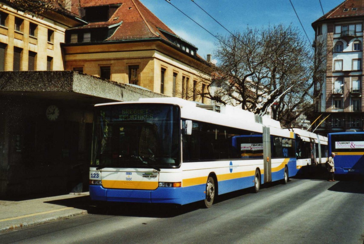 (115'831) - TC La Chaux-de-Fonds - Nr. 123 - NAW/Hess Gelenktrolleybus am 11. April 2009 beim Bahnhof La Chaux-de-Fonds