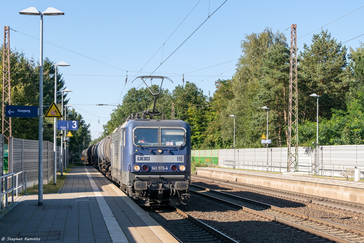 116 (143 573-4) RBH Logistics GmbH mit einem Kesselzug  Umweltgefährdender Stoff, flüssig  in Bienenbüttel und fuhr weiter in Richtung Uelzen. 01.10.2015