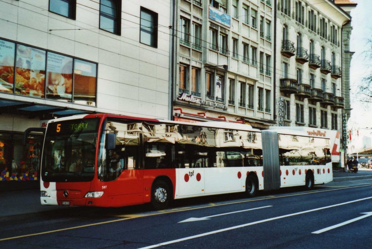 (116'112) - TPF Fribourg - Nr. 597/FR 300'399 - Mercedes am 25. April 2009 beim Bahnhof Fribourg