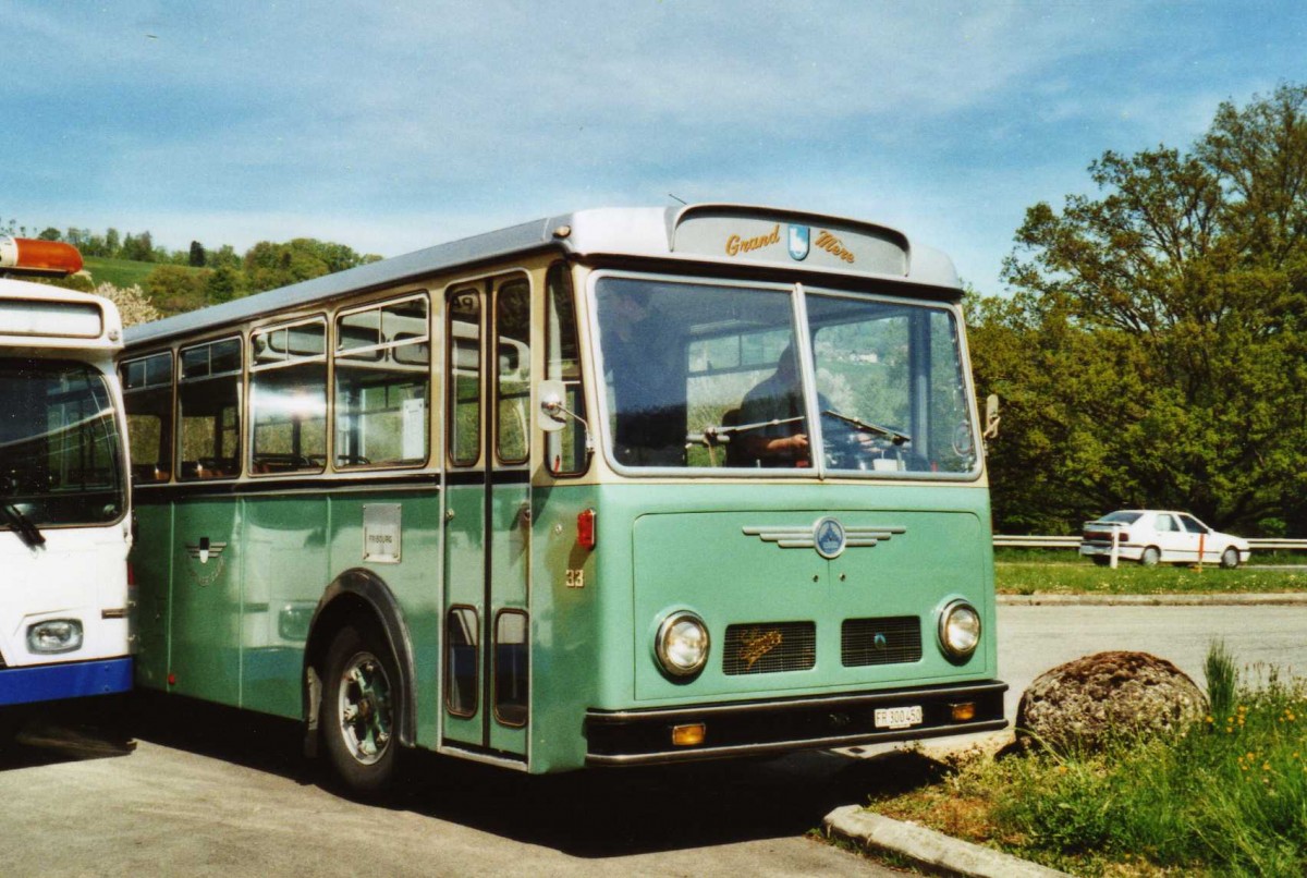 (116'120) - Oldtimer Club 33, Tafers - Nr. 33/FR 300'450 - Saurer/Hess (ex GFM Fribourg Nr. 33) am 25. April 2009 in Bressonnaz, Rtrobus (Teilaufnahme)