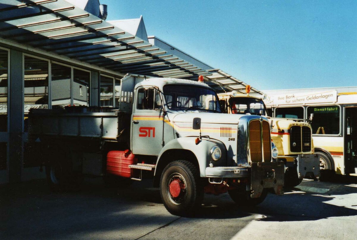 (117'622) - Aus dem Archiv: STI Thun - Nr. 248 - Saurer (ex Nr. 148; ex ATGH Heiligenschwendi Nr. 6) am 13. Juni 2009 in Thun, Garage