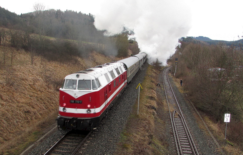 118 770-7 am Zugschluss des Rodel-Weltcup Sonderzuges f�hrt Richtung Oberhof.
Hier bei der Ausfahrt aus Gr�fenroda am 11.Jan.2014