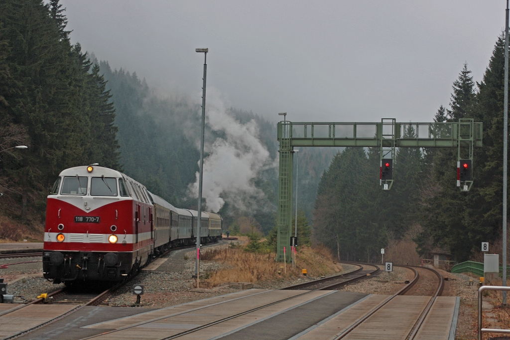 118 770 mit einem Sonderzug am 11.01.14 in Oberhof am Zugende Hängt 03 1010.