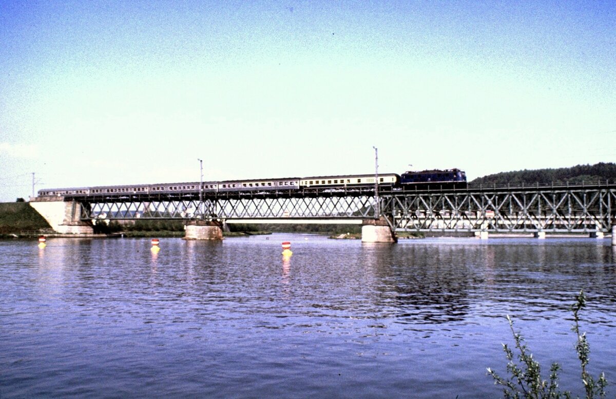 118 mit Eilzug (Ulm-Regensburg) auf der Donaubr�cke bei Saal, KBS Ulm - Ingolstadt - Regensburg am 15.05.1982.