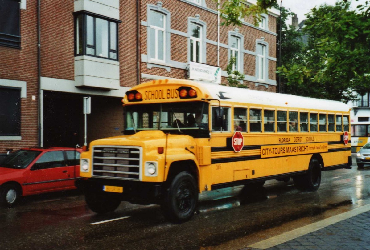 (118'629) - City-Tours, Maastricht - Nr. 365/BJ-JP-18 - International (ex US-Schulbus) am 8. Juli 2009 beim Bahnhof Maastricht