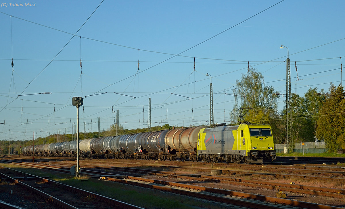 119 005-6 bei der Durchfahrt mit ihrem Güterzug durch Darmstadt-Kranichstein am 04.05.2016
